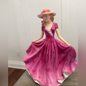 2014 FIGURE OF THE YEAR ELIZABETH HN5671 - ROYAL DOULTON FIGURINE
